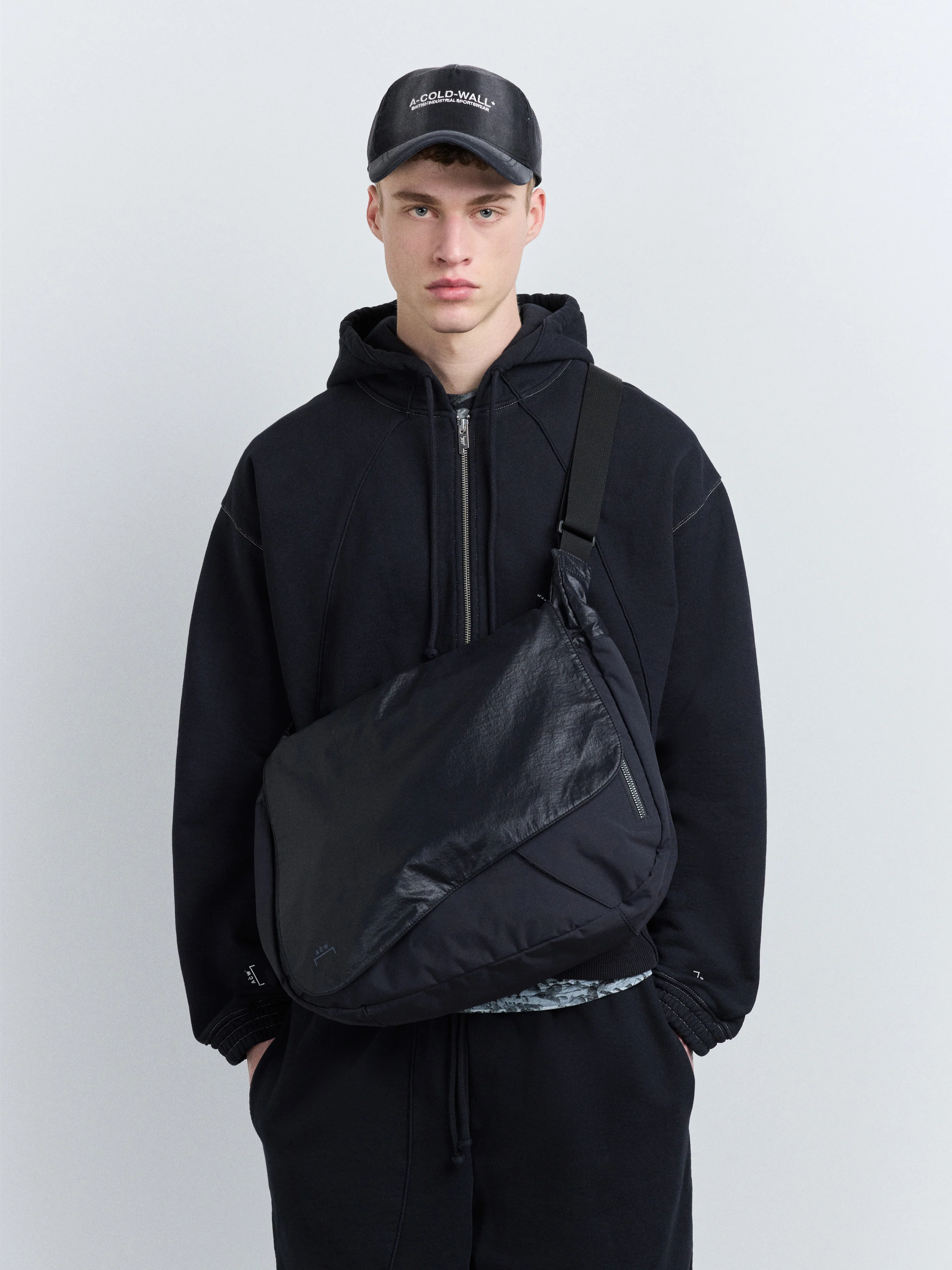Walworth Messenger Bag Onyx - Image 3